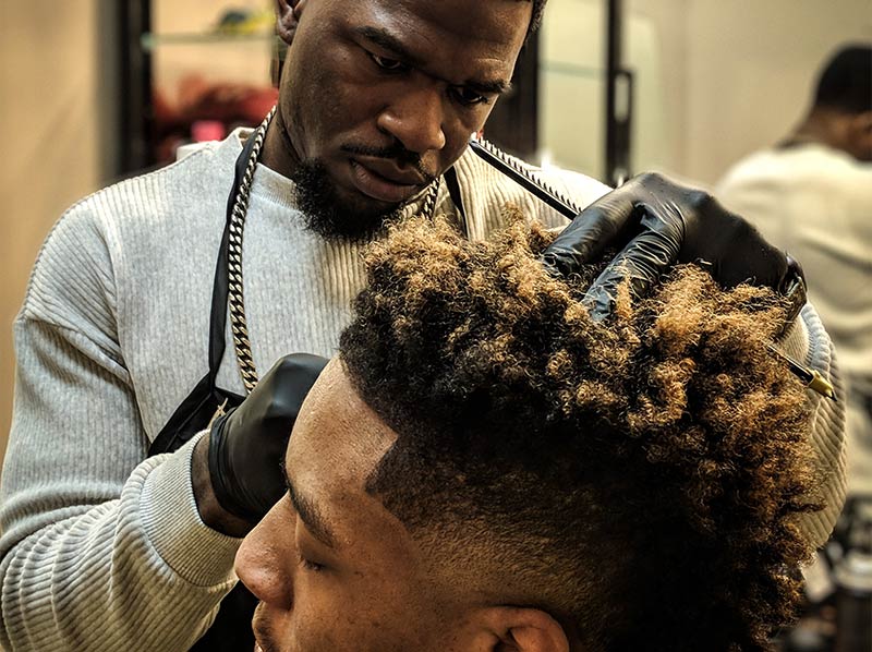 Intérieur du salon de barbier Bien Raser à Cannes — fauteuils et espace de rasage