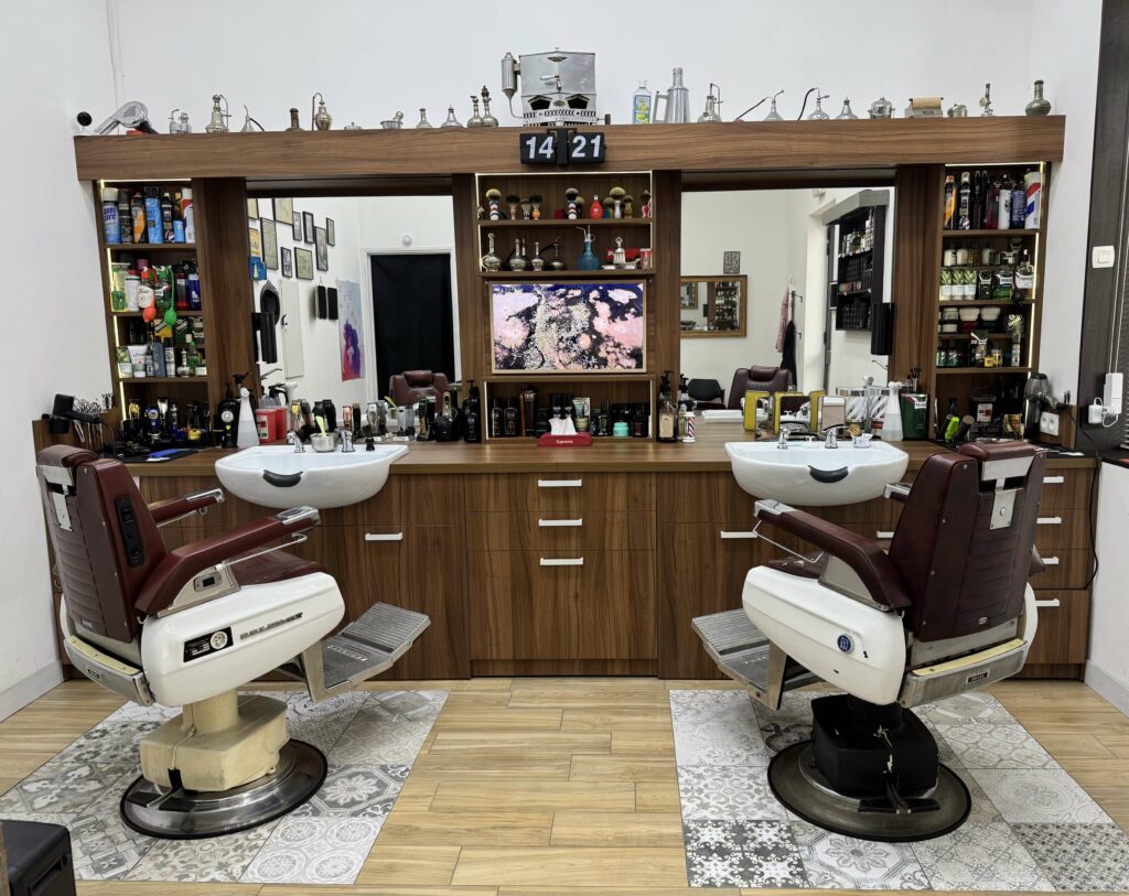 Intérieur du salon Bien Raser, barbier à Cannes