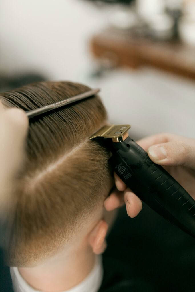 Dégradé américain réalisé à la tondeuse par un barbier à Cannes — Bien Raser