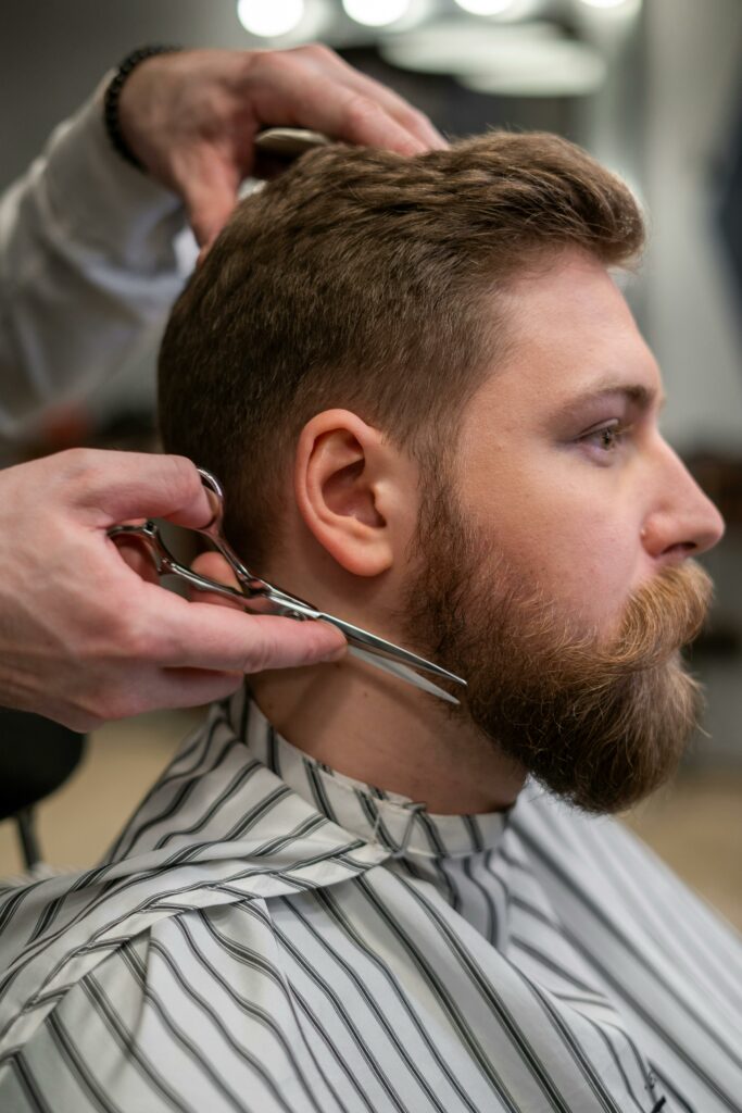Coupe de cheveux homme aux ciseaux réalisée par un barbier à Cannes — Bien Raser