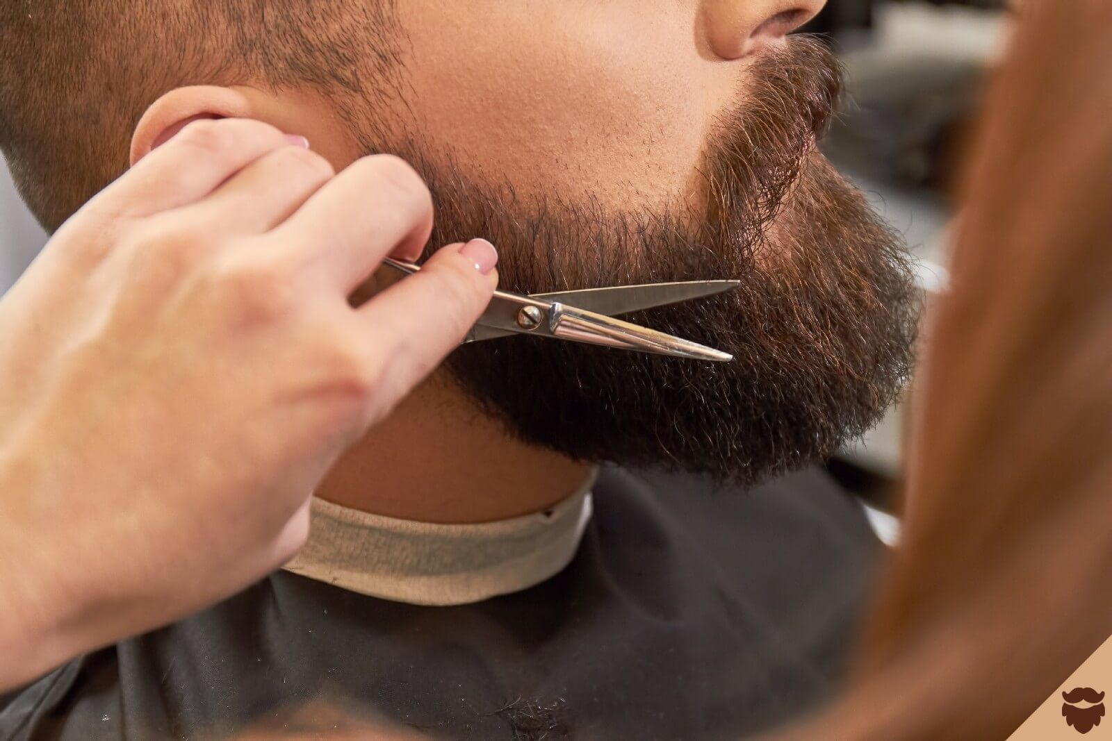 Barbier taillant et sculptant la barbe d'un client à Cannes — Bien Raser